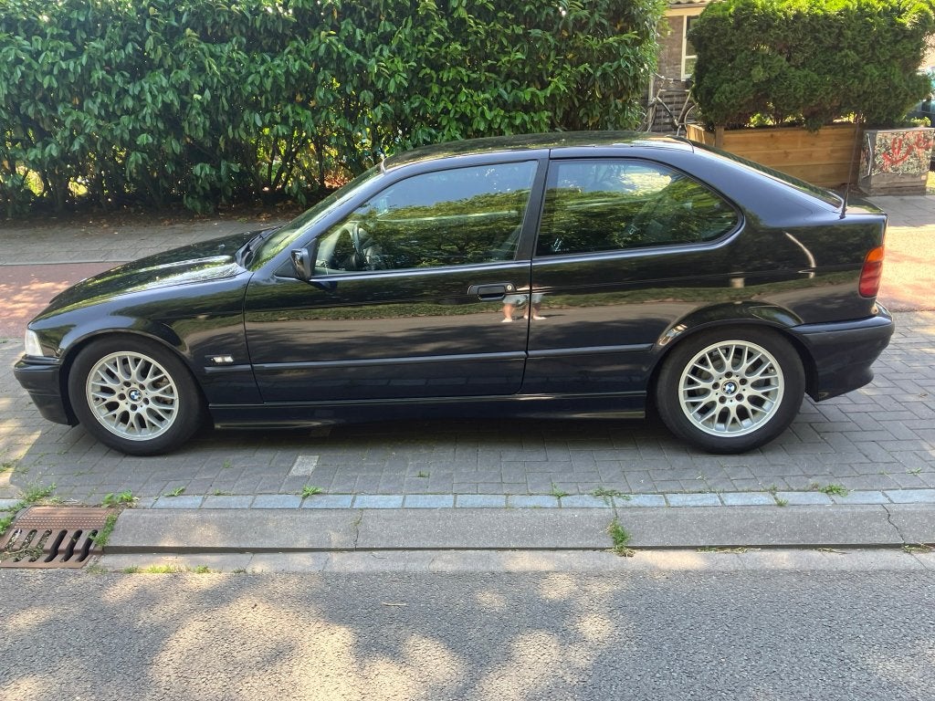 BMW 316i e36 compact automaat APK 2028 leer 226.000 km NAP, Automaat, 1596 cc, Achterwielaandrijving, Zwart