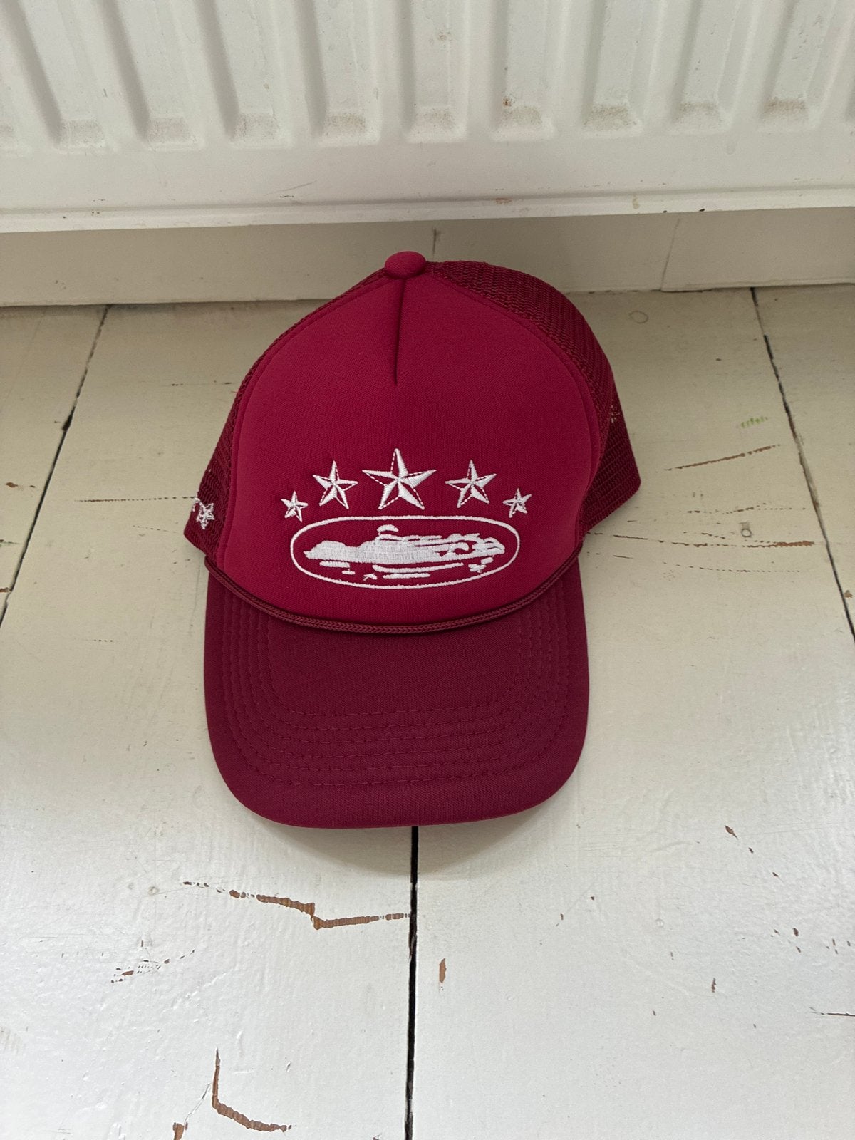 Corteiz Trucker Cap Bordeaux Rood, Ophalen of Verzenden, Zo goed als nieuw, One size fits all, Pet