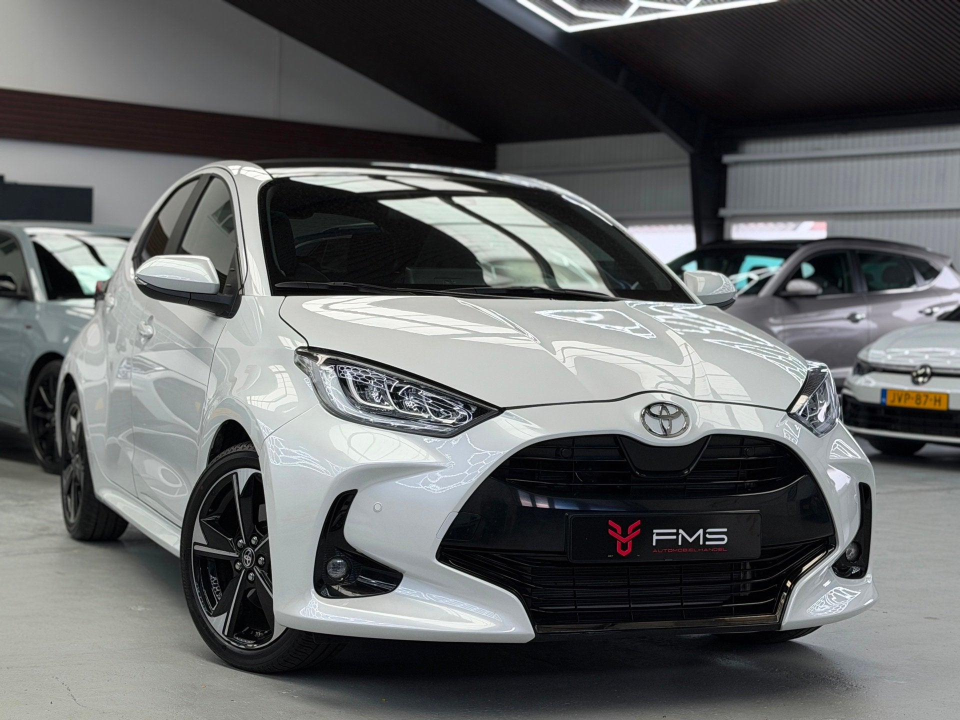 Toyota Yaris 1.5 Hybrid 130 Premiere Edition Panorama CarPla, 450 kg, Gebruikt, Zwart, Wit