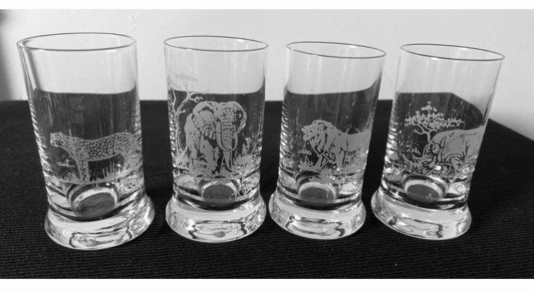 4 Borrelglaasjes met safari dieren. Merk Tugela. H.7,5 cm., Ophalen of Verzenden, Zo goed als nieuw, Borrel- of Shotglas