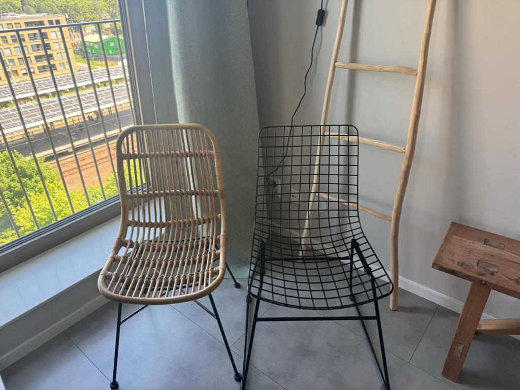 Set van 2 stoelen: Zwarte draadstoel en Rotan stoel, Ophalen, Gebruikt, Twee, Zwart