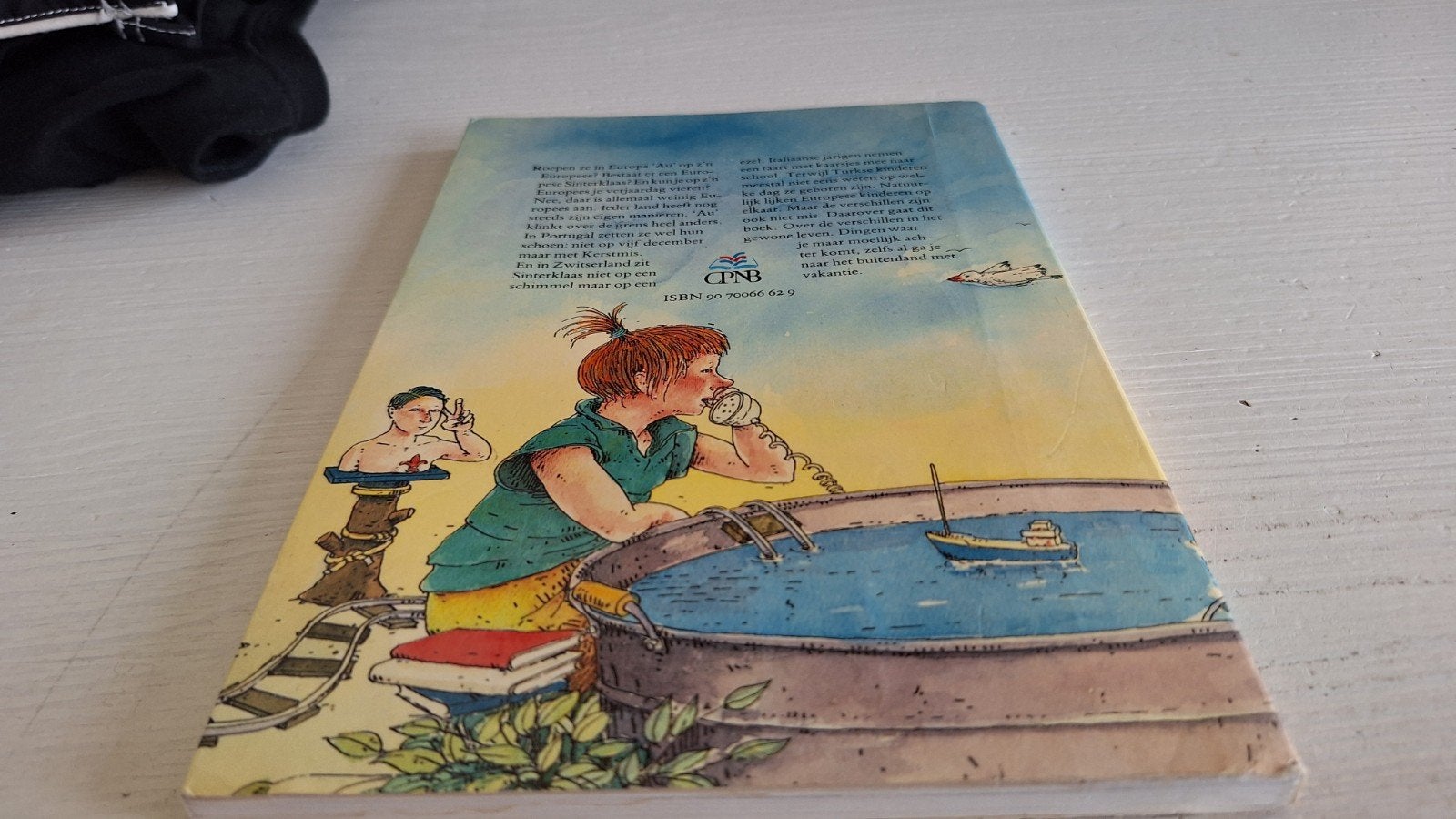 Die van hiernaast en van de overkant - Paul Arnoldussen, Boeken, Ophalen of Verzenden, Gelezen, Paul Arnoldussen, Fictie algemeen