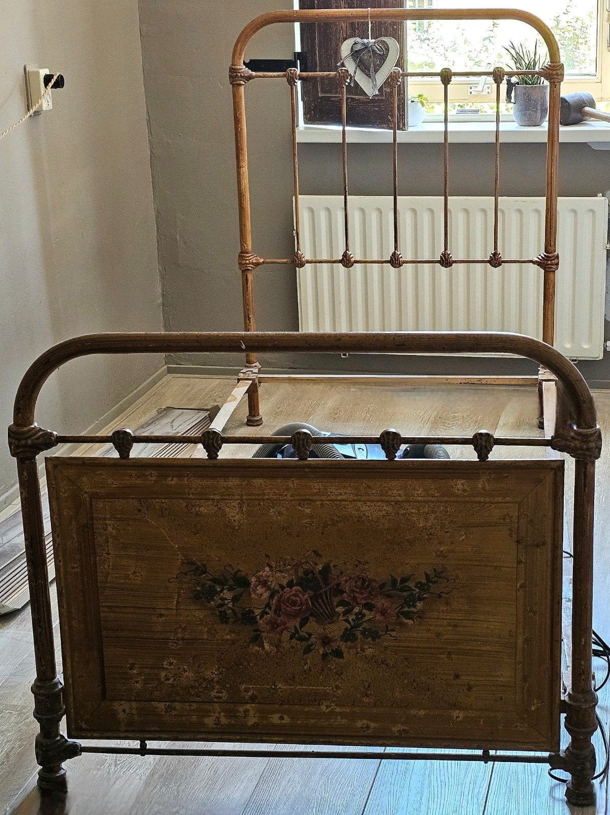 Antiek ijzeren Frans bedframe met bloemmotief, Ophalen