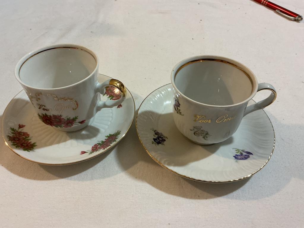 2 kop en schotels opa en oma, Ophalen of Verzenden, Zo goed als nieuw, Porselein, Kop en/of schotel