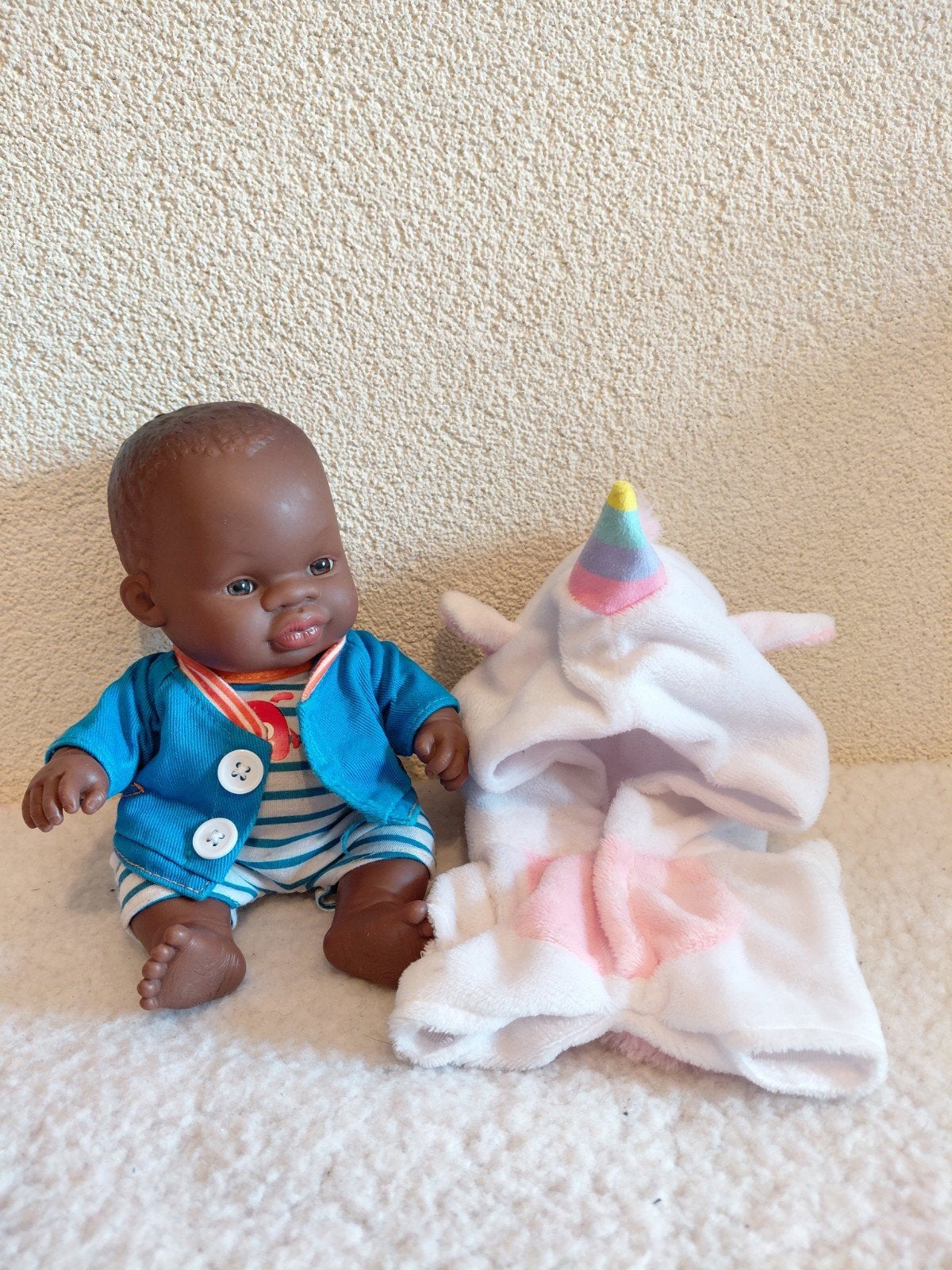 Leuke Bruine Jongens Babypop 💙 van Miniland = 22 cm., Kinderen en Baby's, Speelgoed | Poppen, Ophalen of Verzenden, Zo goed als nieuw