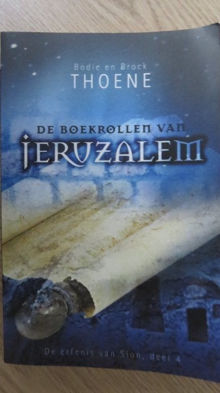Roman: De boekrollen van Jeruzalem, Bodie en Brock Thoene, Ophalen of Verzenden, Zo goed als nieuw
