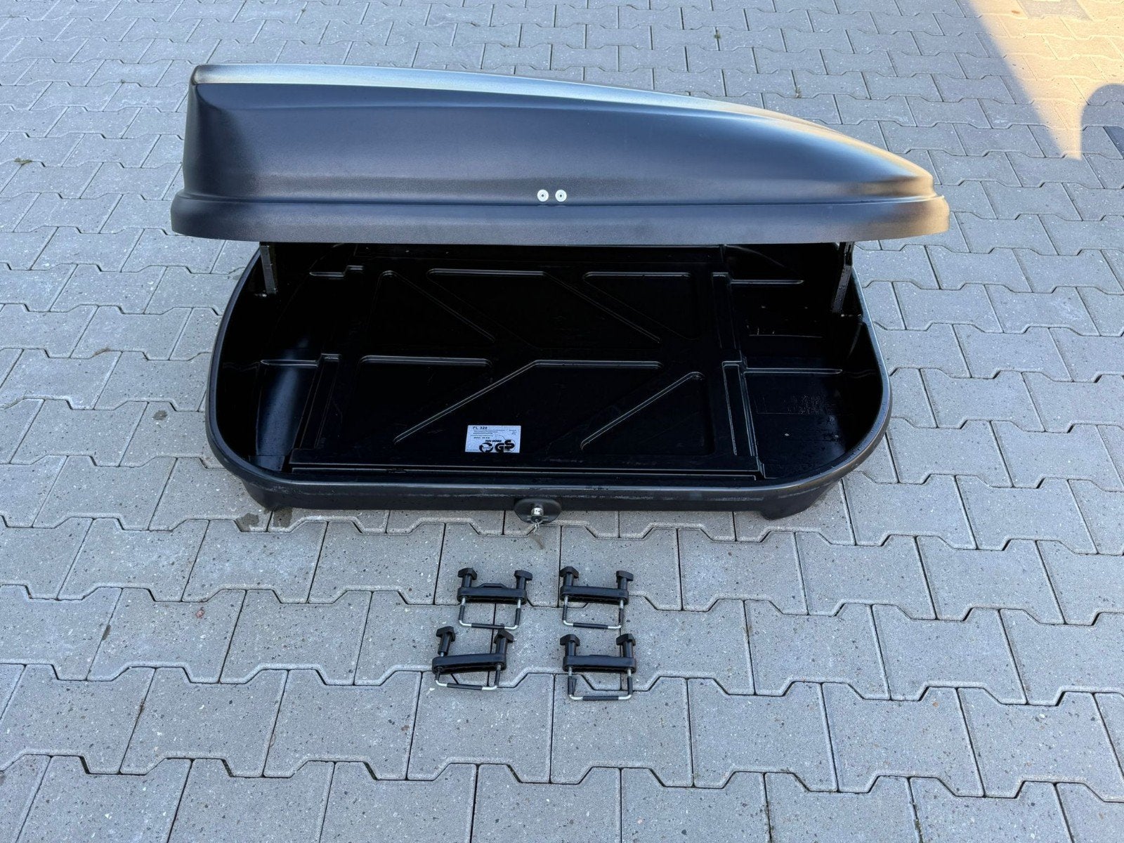 Mooie ruime brede grote Spazio 320 FL zwarte dakkoffer, Auto diversen, Dakkoffers, Ophalen of Verzenden, Zo goed als nieuw