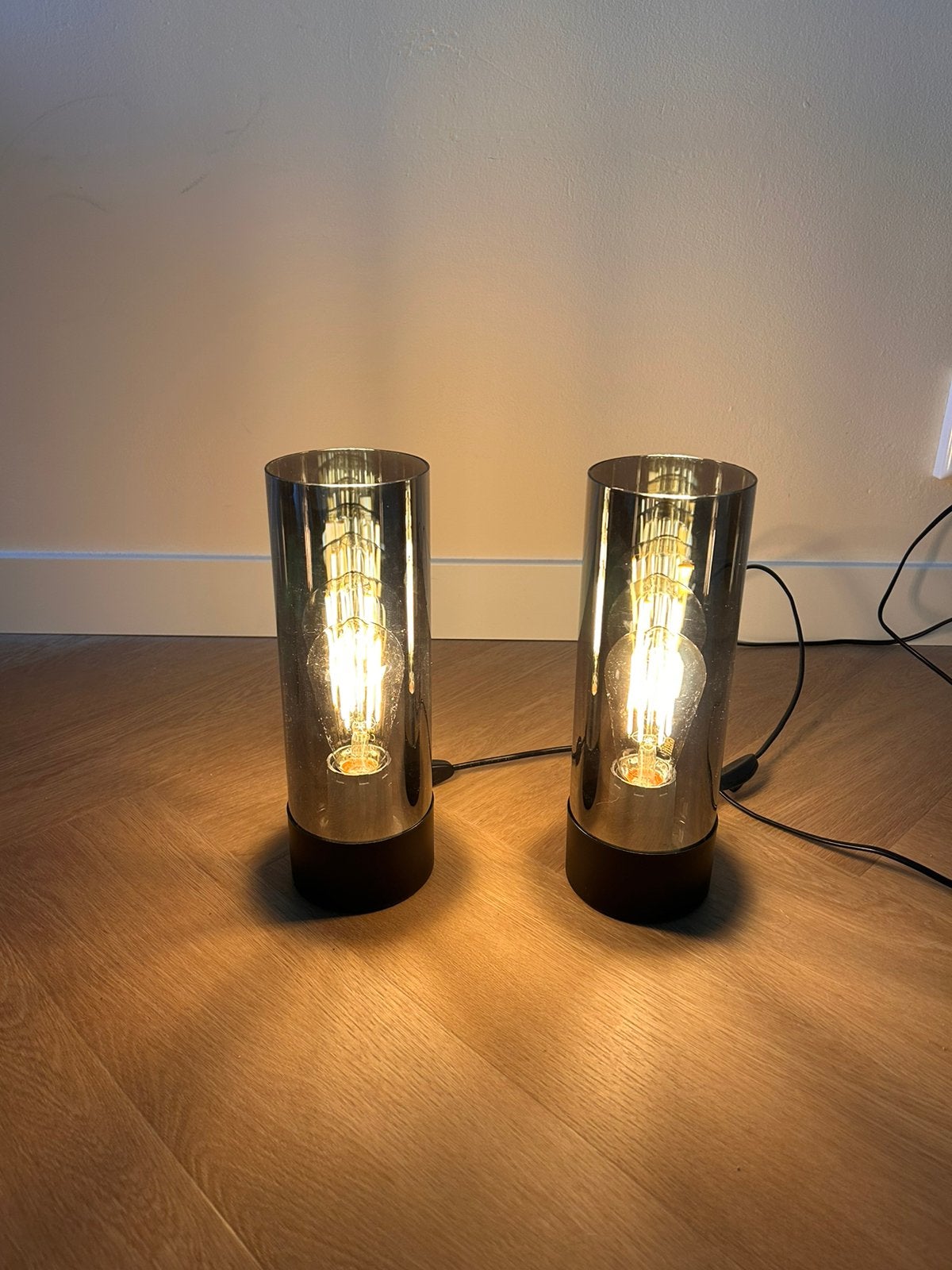 Twee zwarte glazen tafellampen/nachtkastlampen, Huis en Inrichting, Lampen | Tafellampen, Ophalen, E27 (groot), Zwart, Met stekker