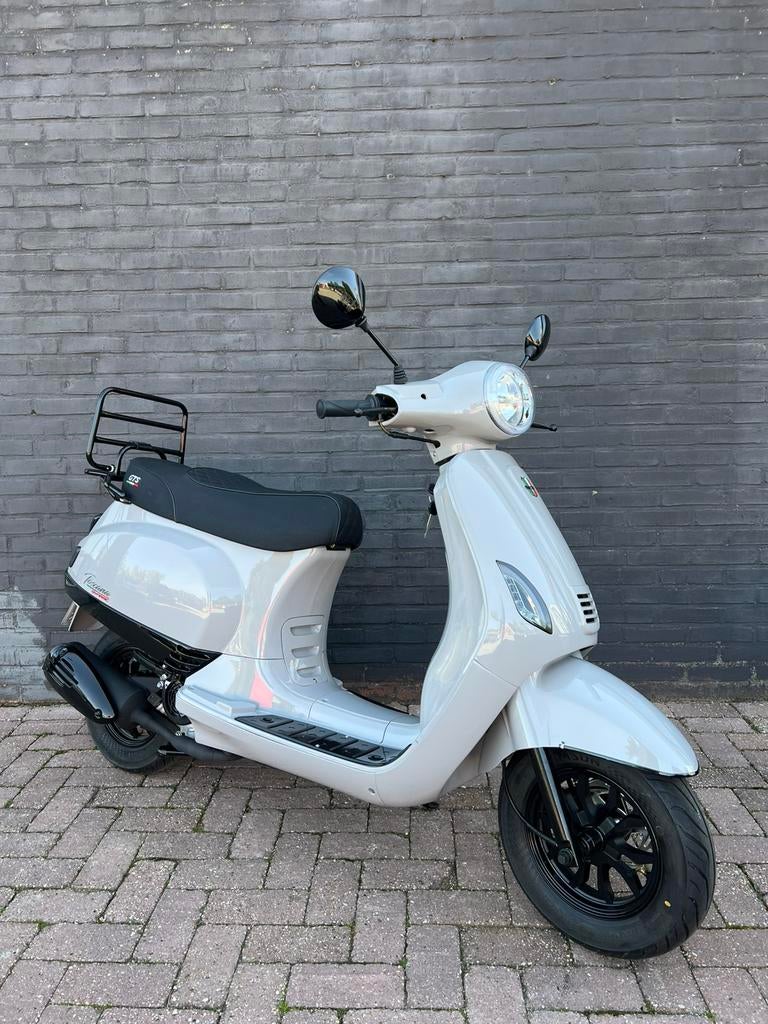 Nieuw kmst:69 !! GTS Toscana 45km Dynamic Boras Grey, Ophalen, Zo goed als nieuw, Benzine
