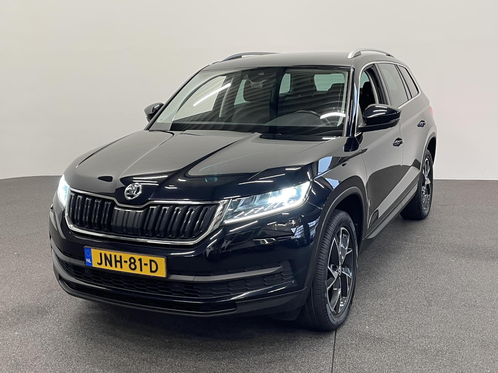 Skoda Kodiaq 1.5 TSI Sportline Business Airco ECC Navi Carpl, Auto's, Dealer onderhouden, Zwart, 150 pk, Zwart