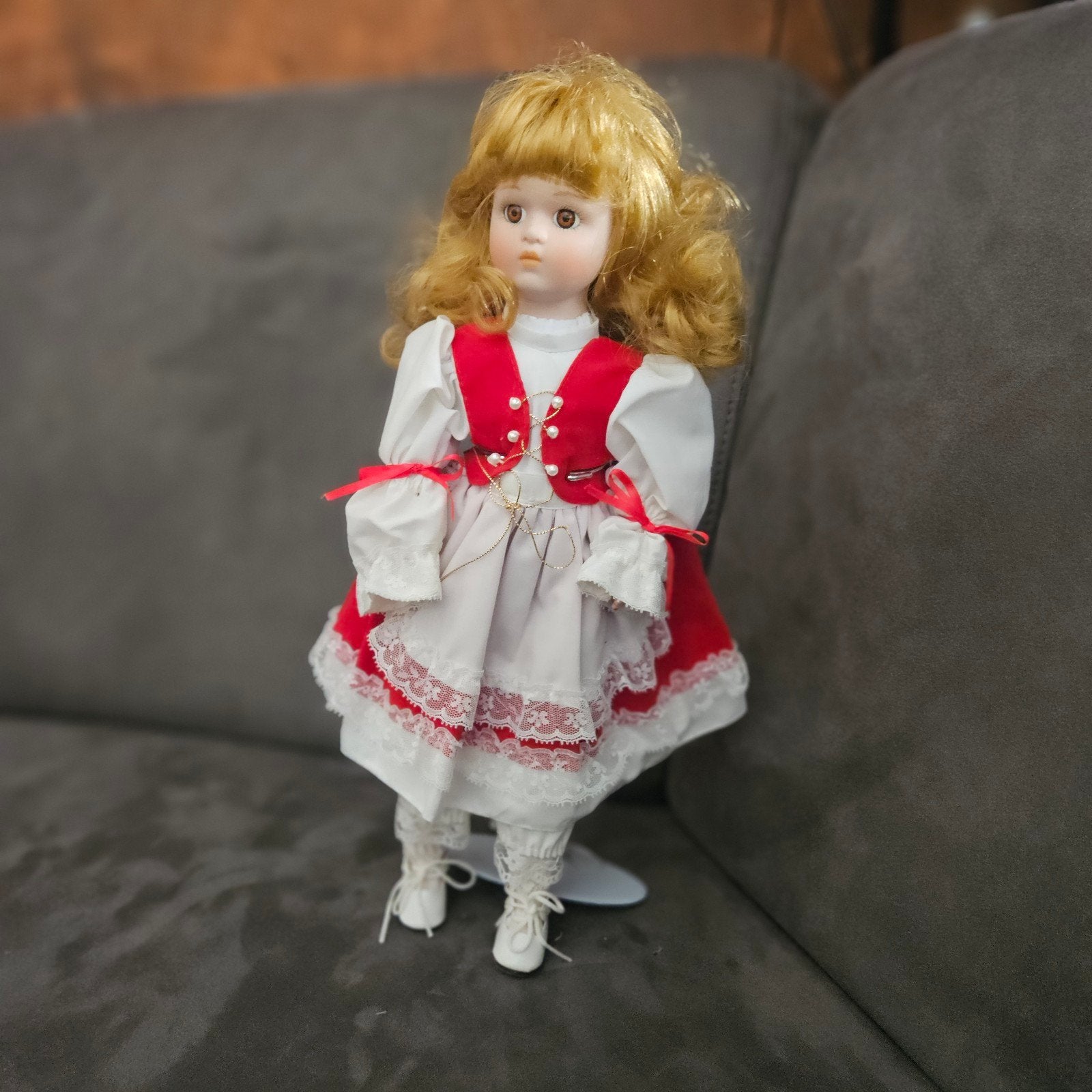 Vintage porseleinen pop met rood-wit jurkje, Verzamelen, Ophalen, Gebruikt, Pop