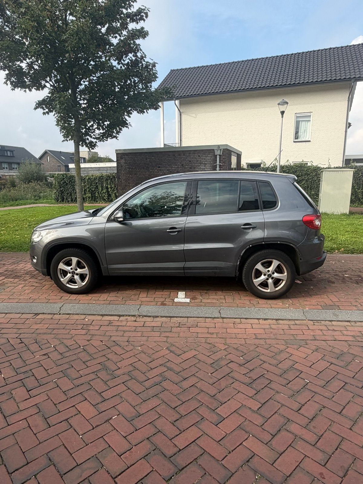 Volkswagen Tiguan 2.0 TDI 81KW BMT 2010 Grijs, Voorwielaandrijving, 4 cilinders, 19 km/l, Particulier