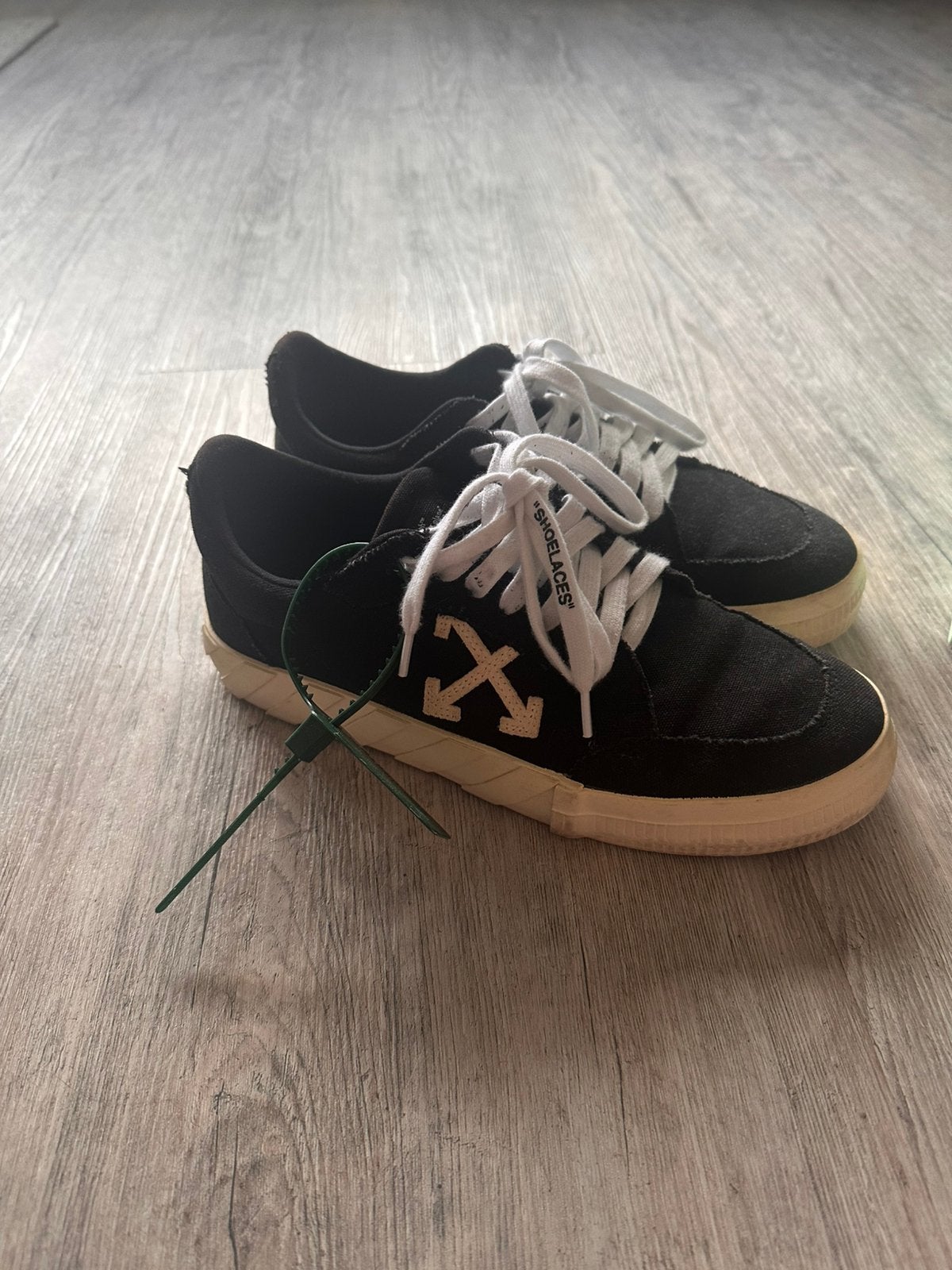 Off white schoenen, Ophalen, Zo goed als nieuw, Zwart