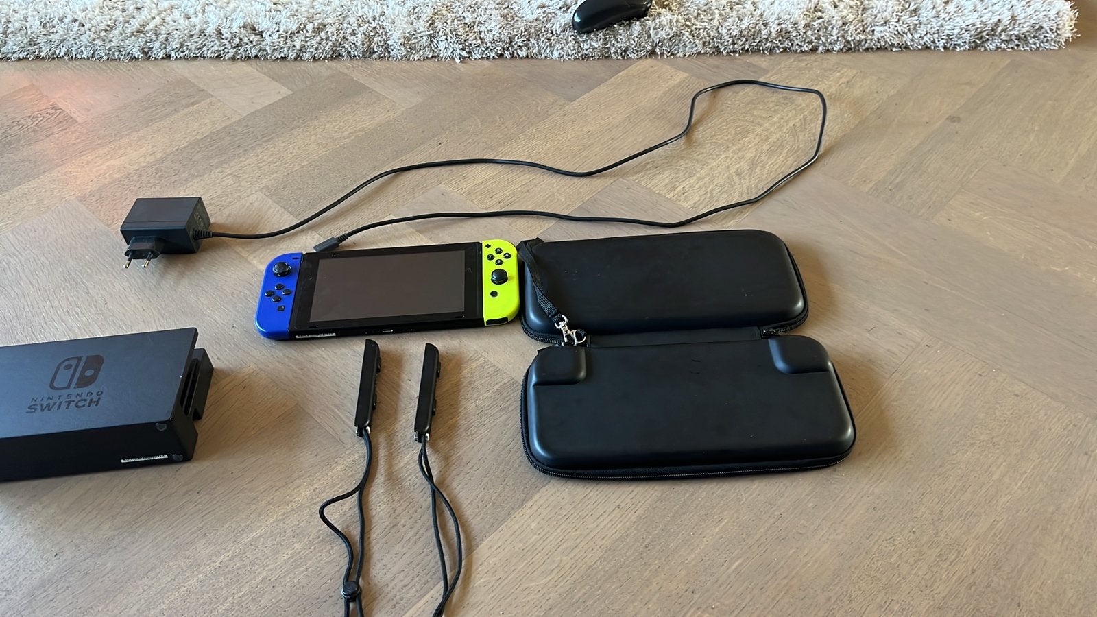 Nintendo Switch met hoes, dock, oplader en 2 opzetstukken, Ophalen of Verzenden, Gebruikt, Met 2 controllers, Switch Original