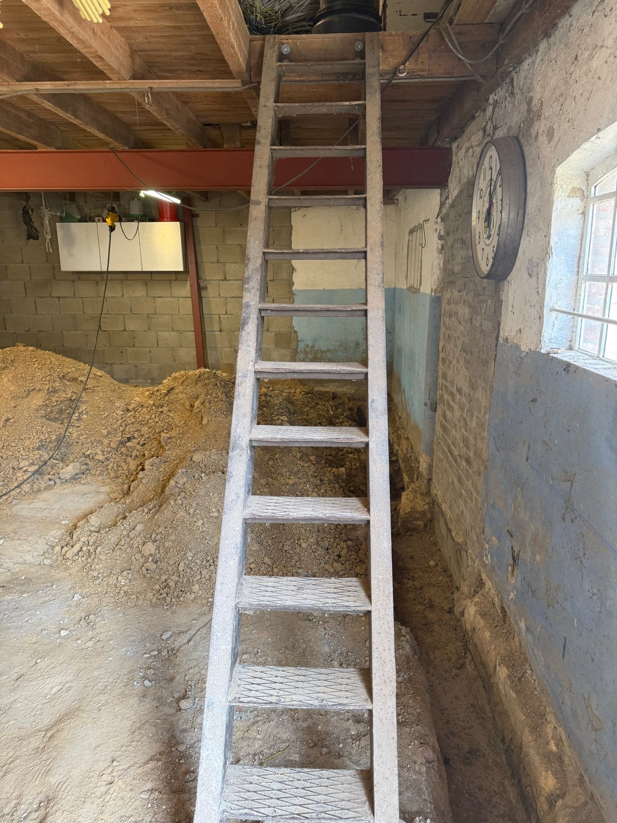 Stevige ijzeren trap - Ideaal voor zolder of kelder, Doe-het-zelf en Verbouw, Ophalen, Gebruikt, Ladder, 2 tot 4 meter