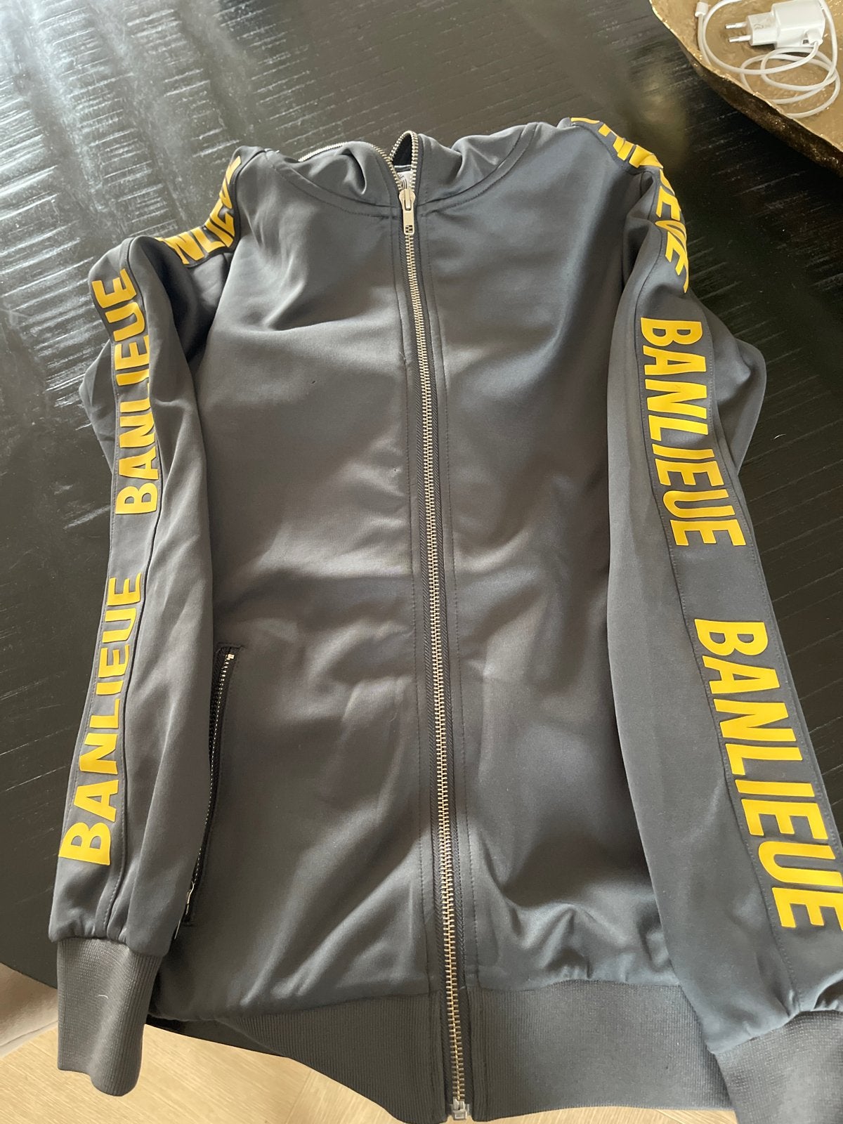 Banlieue trainingsjack - Grijs met gele opdruk, Kleding | Dames, Ophalen of Verzenden, Gedragen, Maat 34 (XS) of kleiner, Grijs