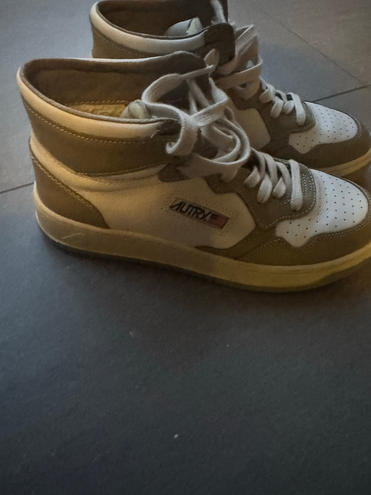 Autry sneakers hoog model - Zo goed als nieuw, Kleding | Dames, Ophalen, Zo goed als nieuw, Beige, Sneakers of Gympen