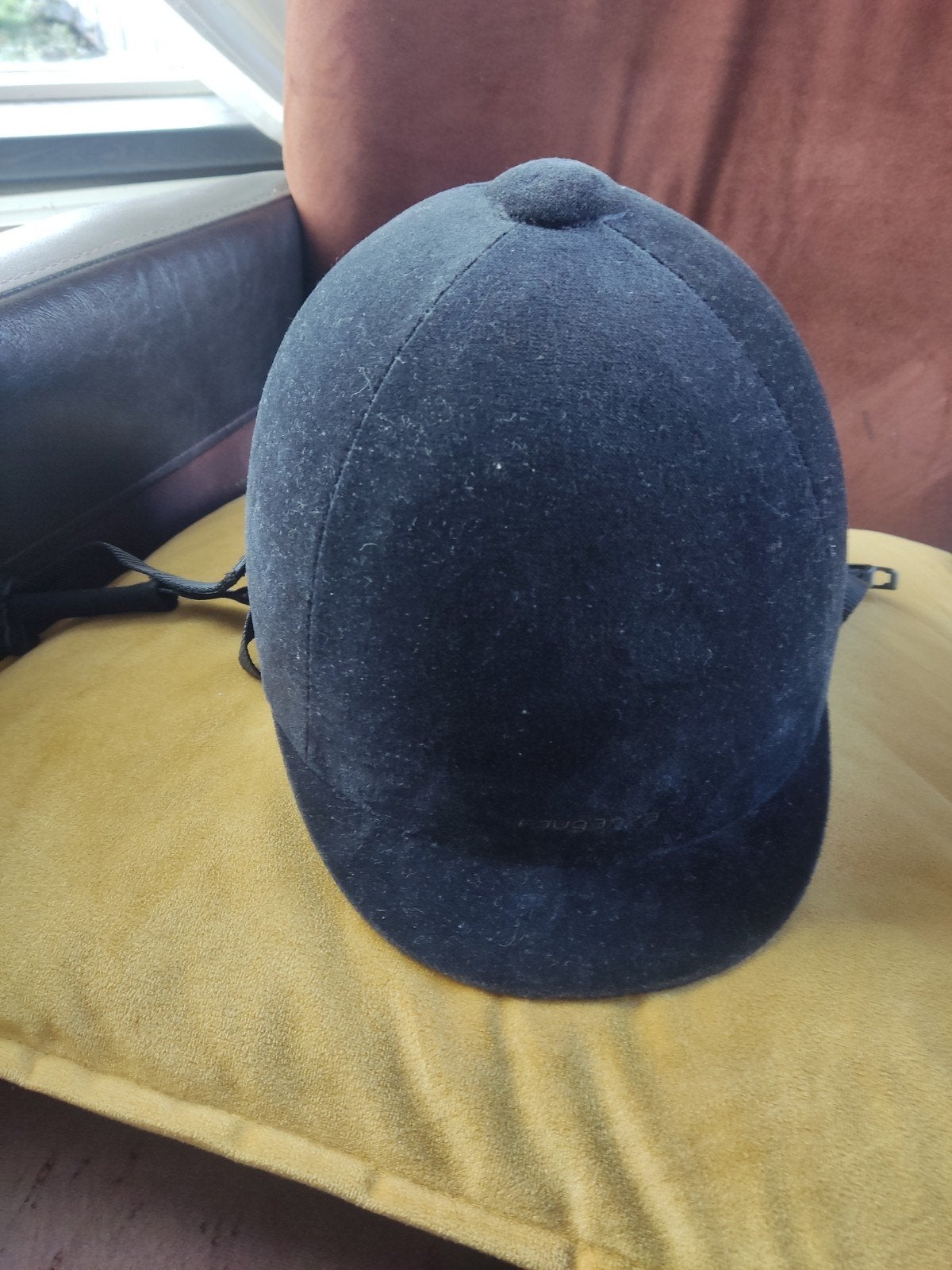 Fouganza paardrijcap 54 cm. - zwart suede uitvoering, Ophalen of Verzenden, Zo goed als nieuw