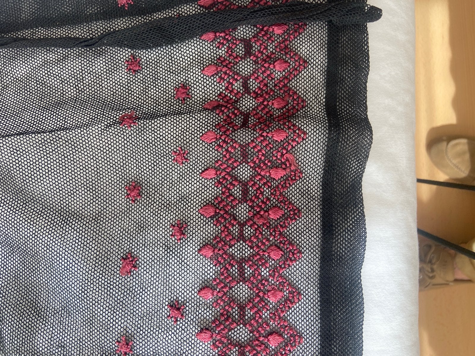 Origineel zwart kanten schortje met rood borduurwerk, Kleding | Dames, Ophalen of Verzenden, Gedragen
