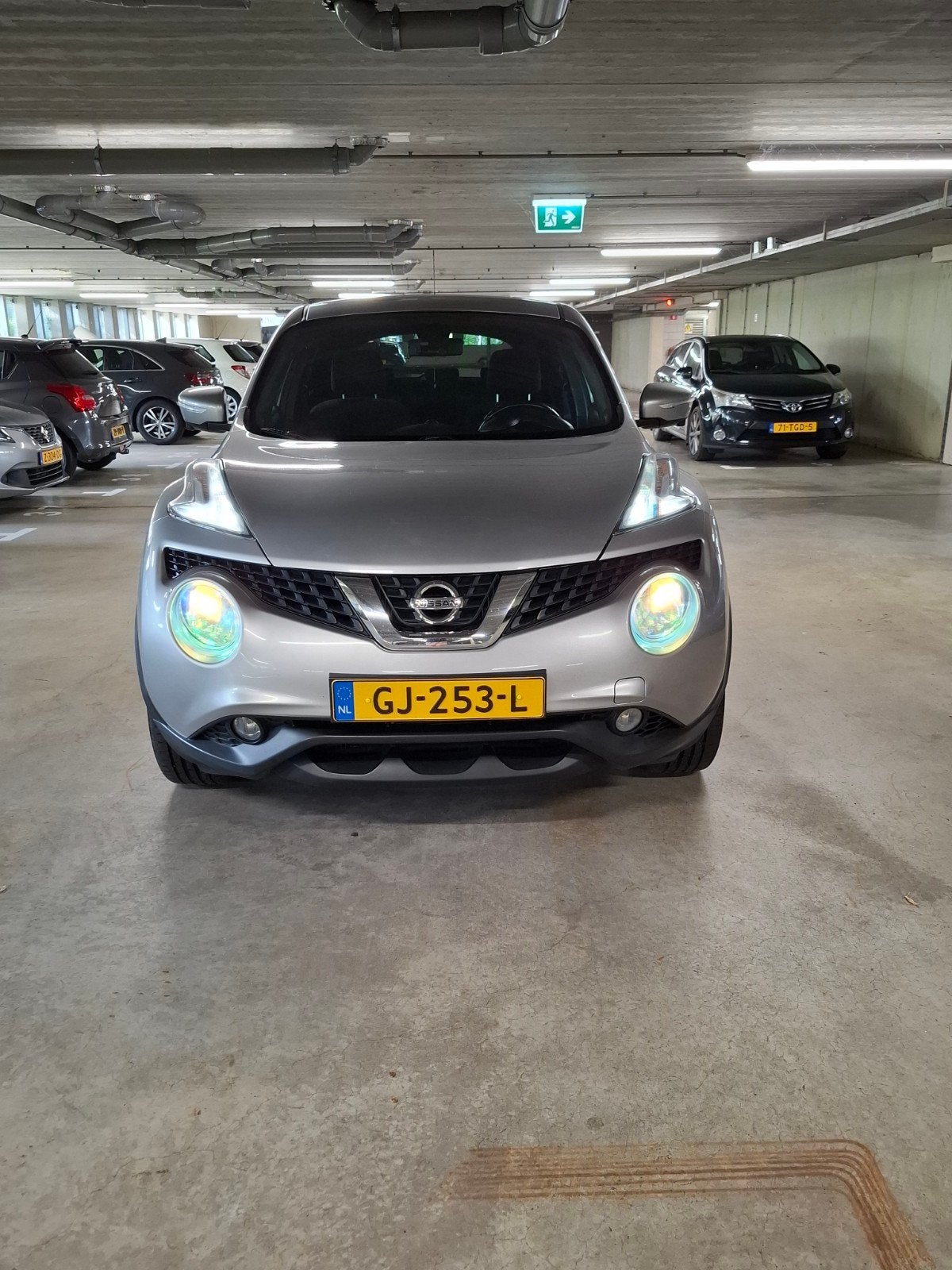 Nissan Juke 1.2 Dig-t 2015 Grijs(360)Camera, Auto's, Nissan, Voorwielaandrijving, 639 kg, Stof, 1250 kg