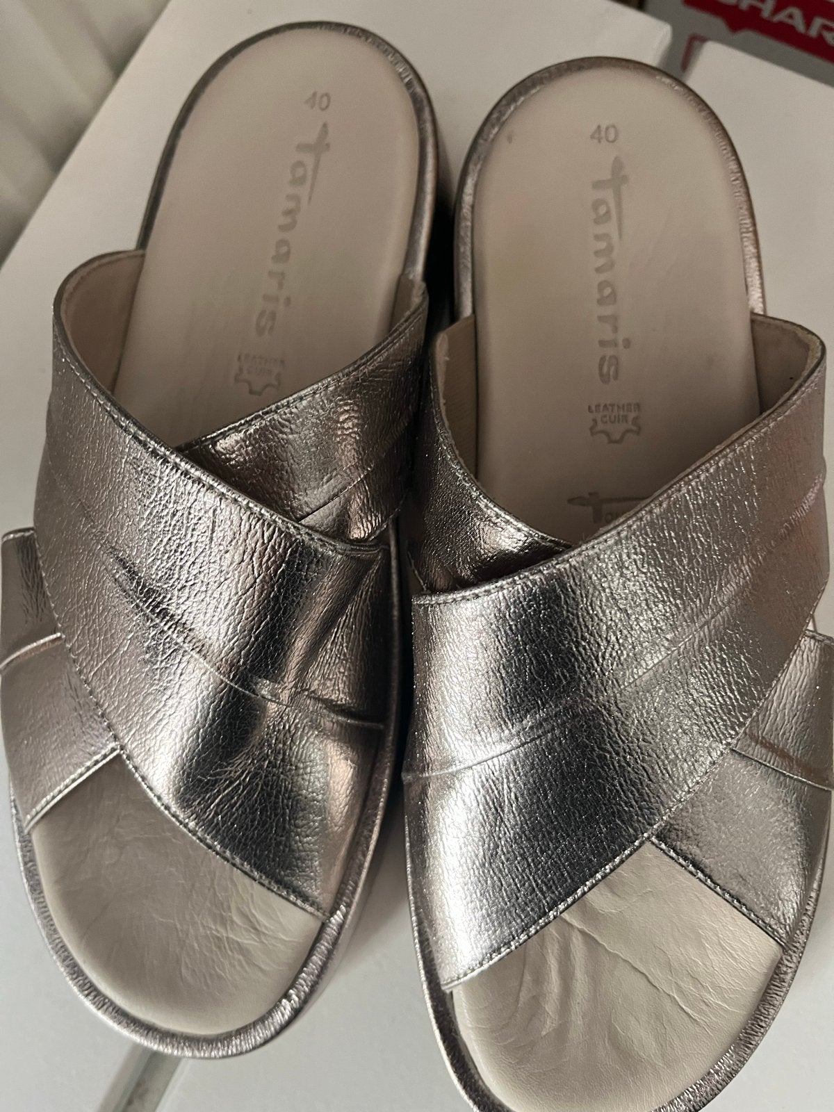 Tamaris zilveren leren slippers maat 40, Kleding | Dames, Schoenen, Slippers, Overige kleuren, Ophalen of Verzenden, Zo goed als nieuw