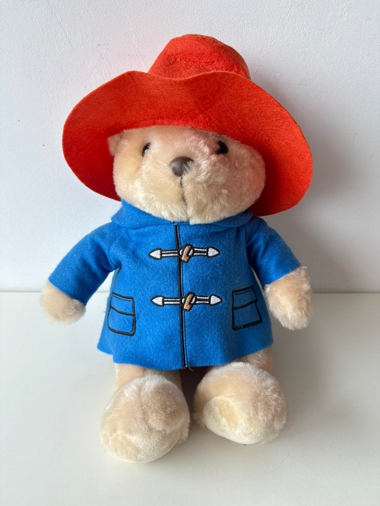 Knuffel beer Paddington 40 cm blauwe jas, rode hoed van vilt, Beer, Ophalen of Verzenden, Zo goed als nieuw, Middelgroot (20 tot 80 cm)