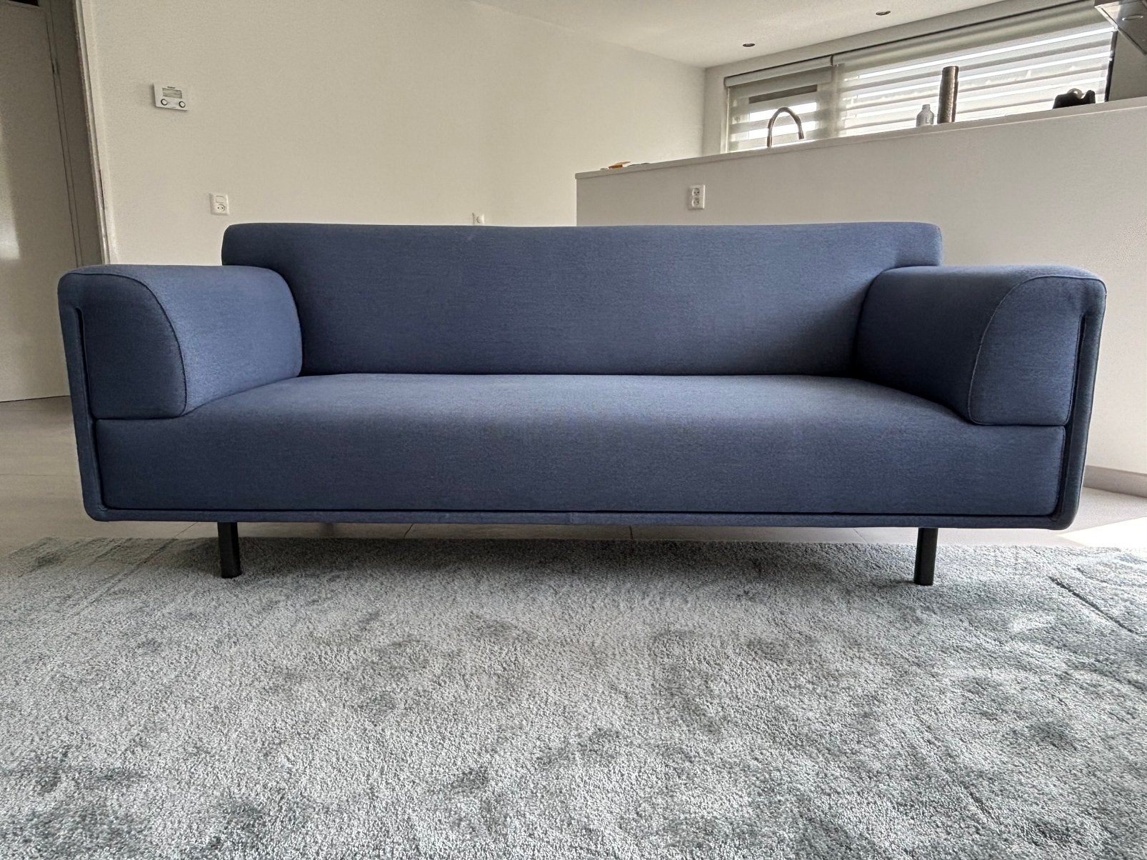 Eyye Dura Bank - blauw, Huis en Inrichting, Banken | Bankstellen, Modern design, Minder dan 75 cm, Tweepersoons, Ophalen of Verzenden
