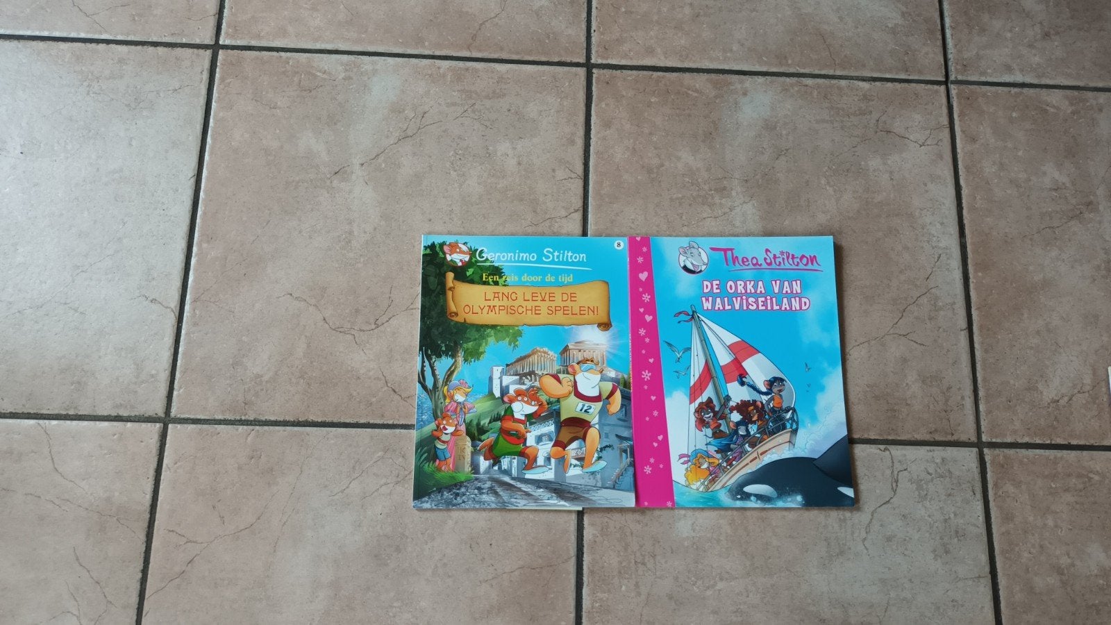 2 Geronimo Stilton boeken: Olympische Spelen & Walviseiland, Boeken, Ophalen of Verzenden