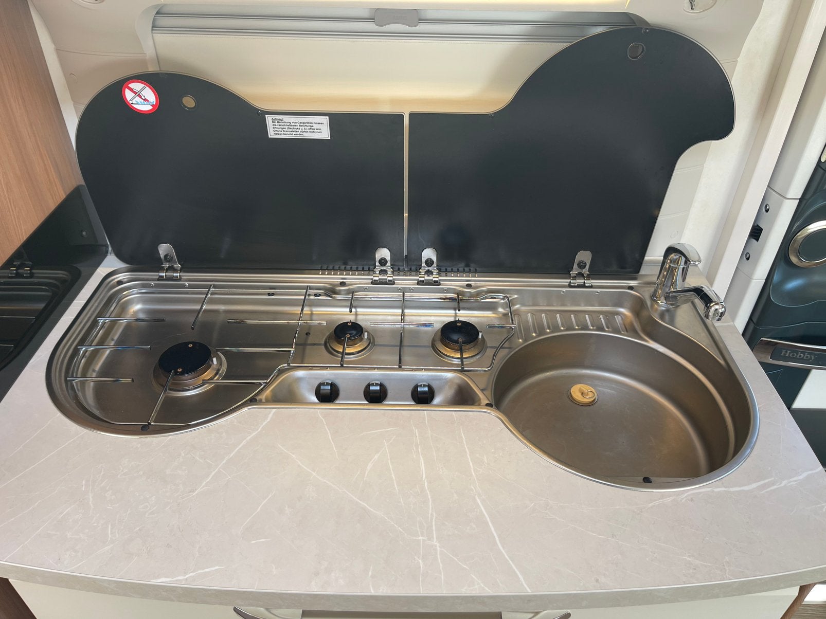Foto 14 van Hobby 495 UL uit 2019 | 2 bedden | Mover | Luifel | Voortent