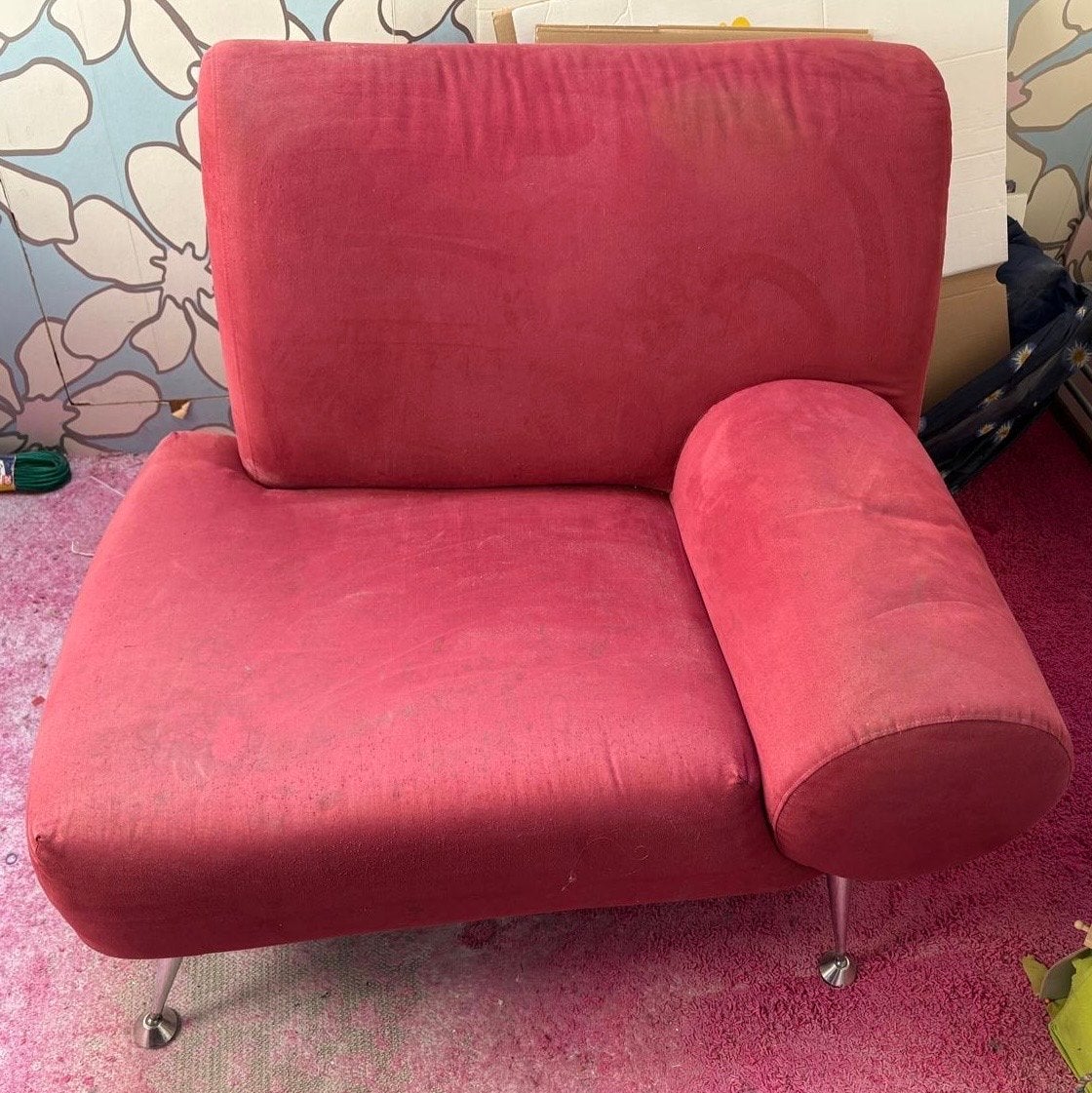 Comfortabele roodroze fauteuil/loveseat met armleuning, Ophalen, Gebruikt, Eenpersoons, 75 tot 100 cm