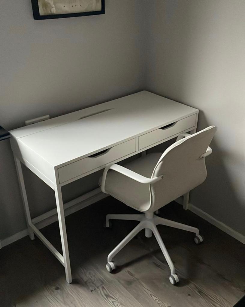 Ikea bureau en bureaustoel, niet gebruikt., Huis en Inrichting, Ophalen, Nieuw