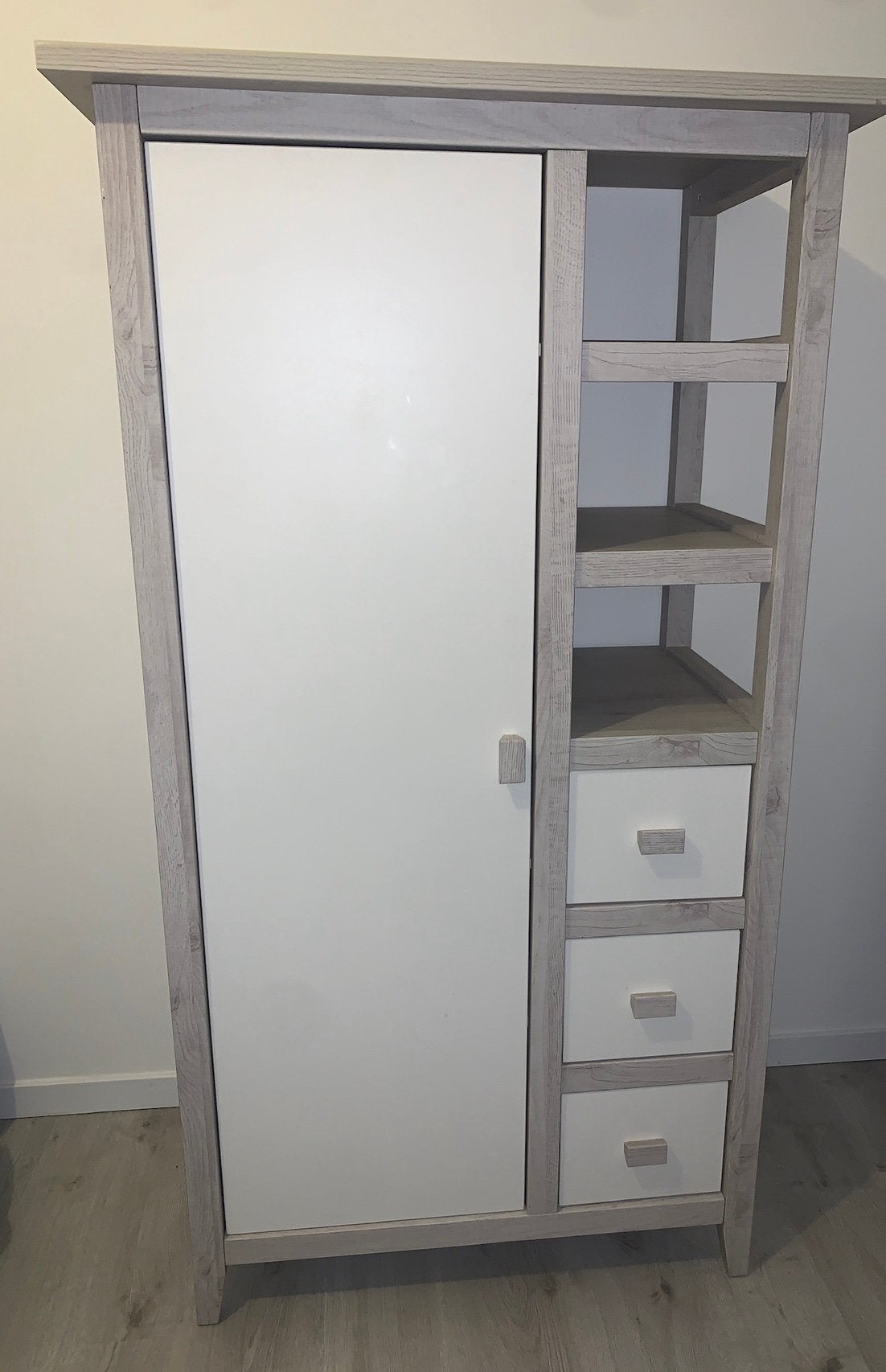 Grijze met witte baby kledingkast en babybed