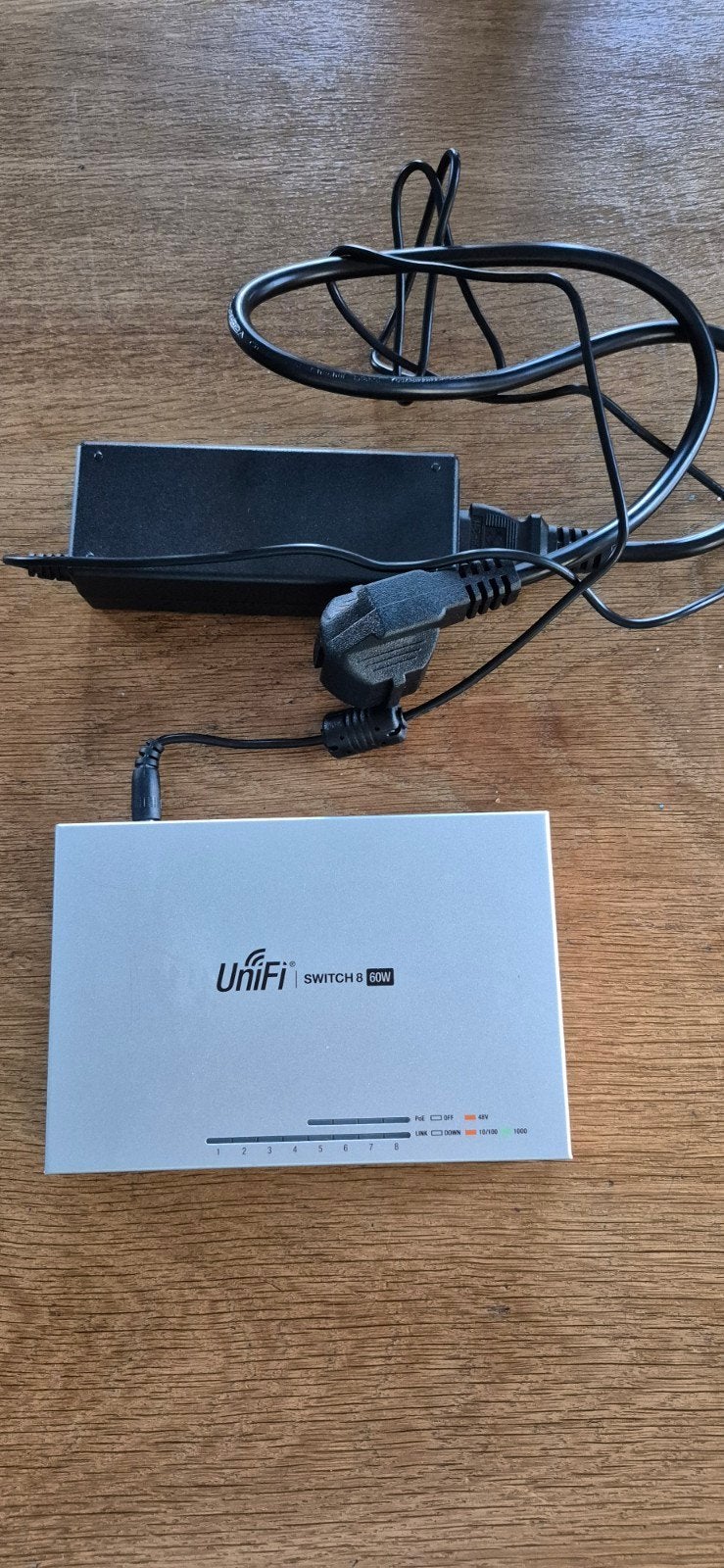 2x UniFi Switch 8 60W - PoE-switch, Computers en Software, Ophalen of Verzenden, Zo goed als nieuw