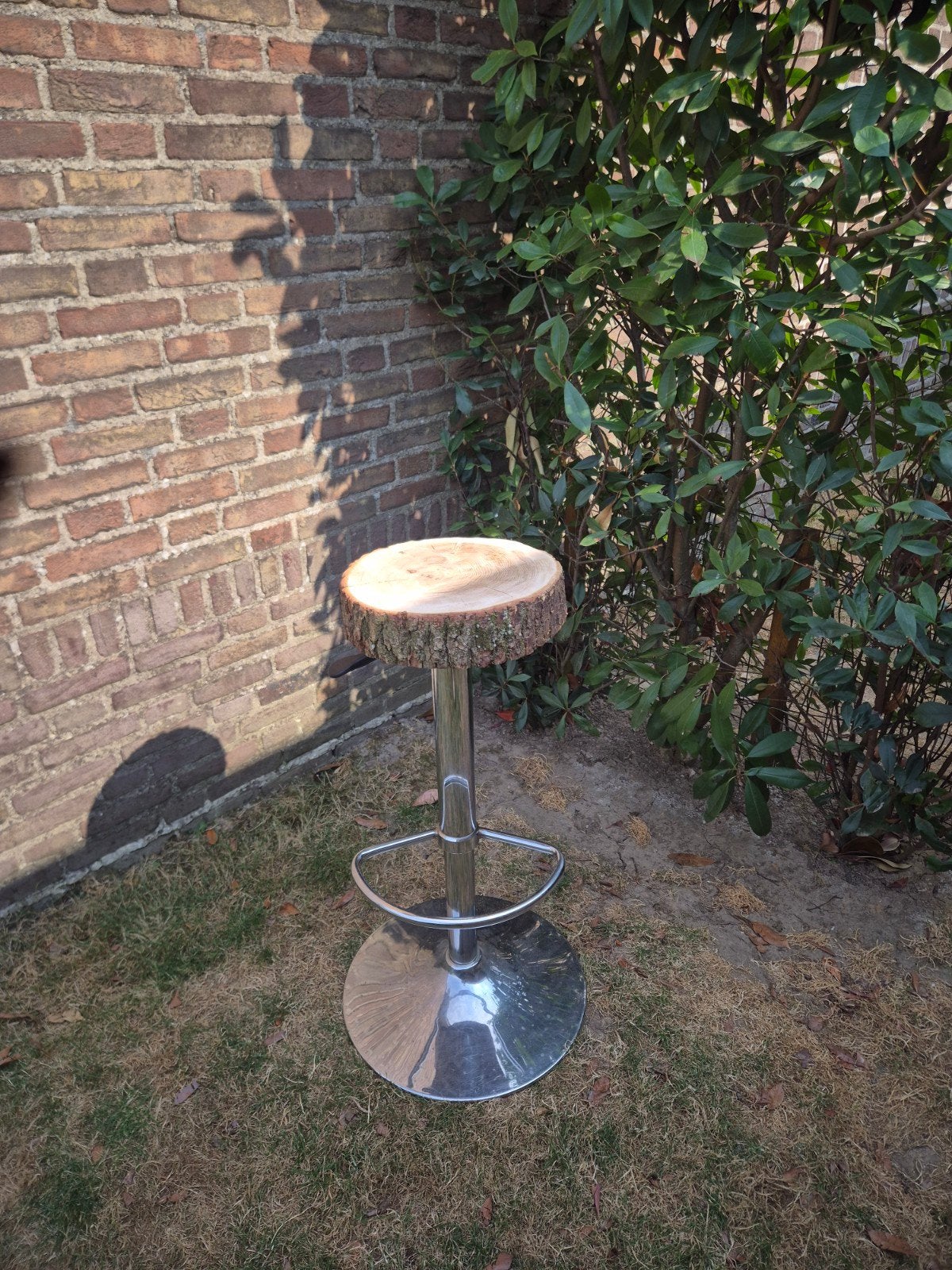 Unieke kruk van hout en ijzer, 60-80 cm hoog, Huis en Inrichting, Krukjes, Ophalen, In hoogte verstelbaar, Gebruikt, Hout