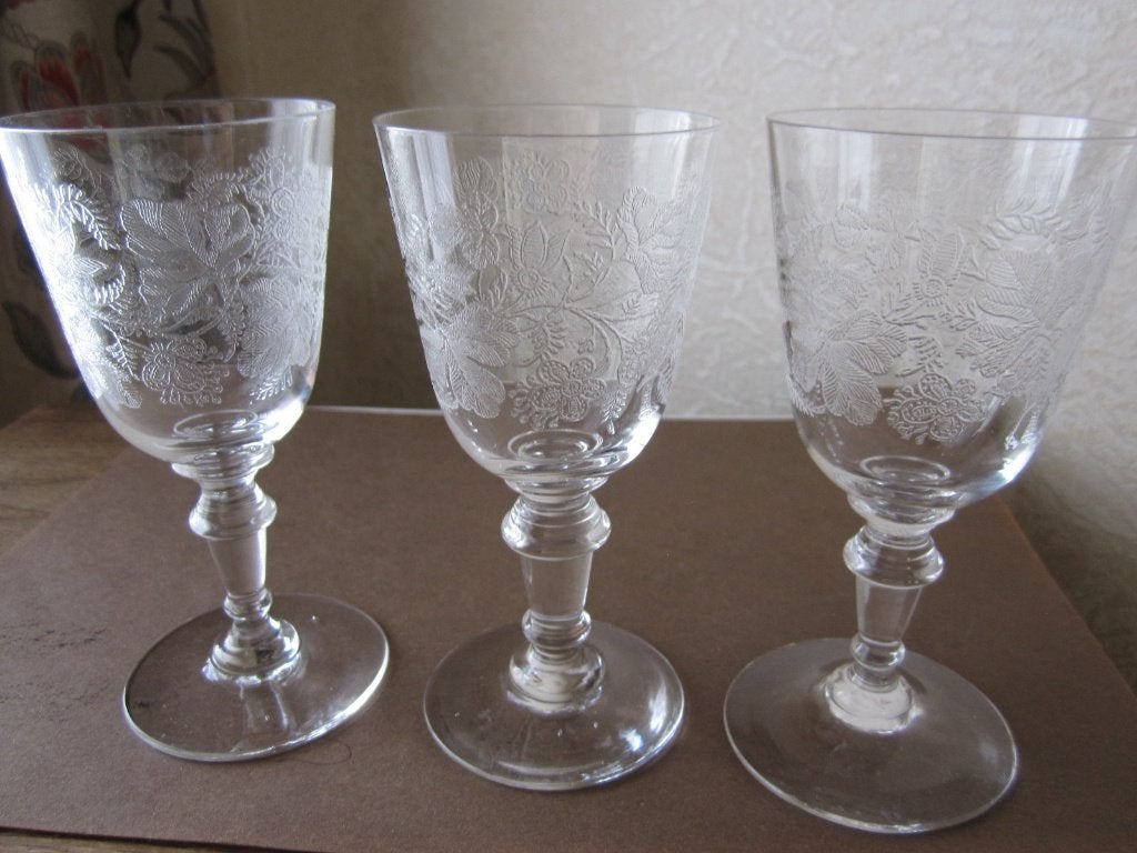 Vier antieke kristal portoglazen - gegraveerde bloemenfries, Antiek en Kunst, Verzenden