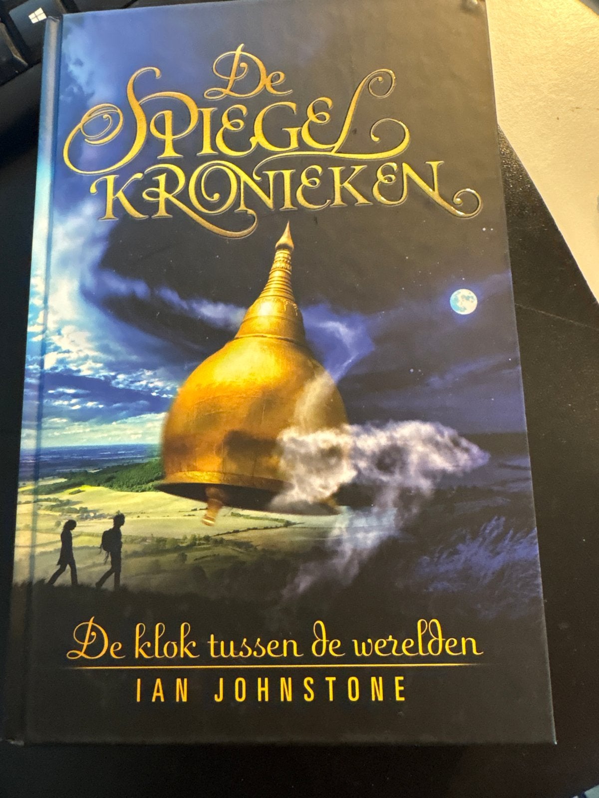 De Spiegelkronieken: De klok tussen de werelden, Ophalen of Verzenden, Zo goed als nieuw