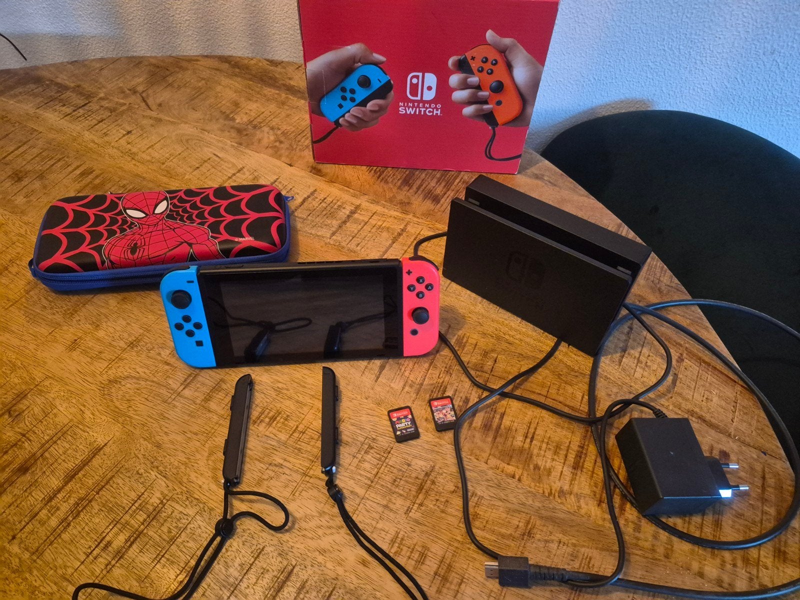 Nintendo Switch met 2 games en Spiderman hoes, Met games, Met 2 controllers, Ophalen of Verzenden, Zo goed als nieuw