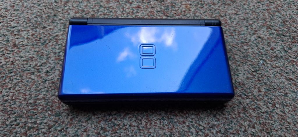 Nintendo DS Lite Cobalt Blue met lader en R4 wifi kaartje, Spelcomputers en Games, Spelcomputers | Nintendo DS, Ophalen, Met games