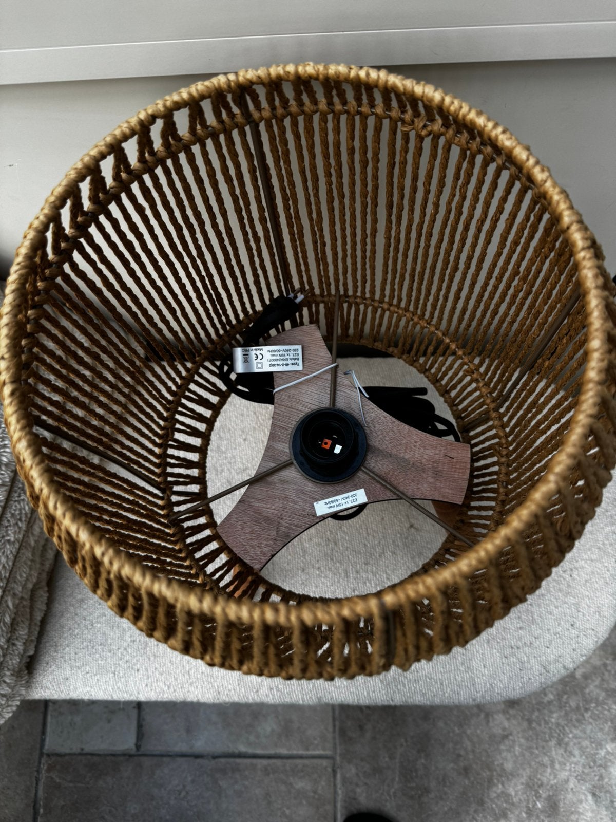 Boho rotan tafellamp op houten pootjes, Huis en Inrichting, Lampen | Tafellampen, Ophalen of Verzenden, Zo goed als nieuw, Minder dan 50 cm