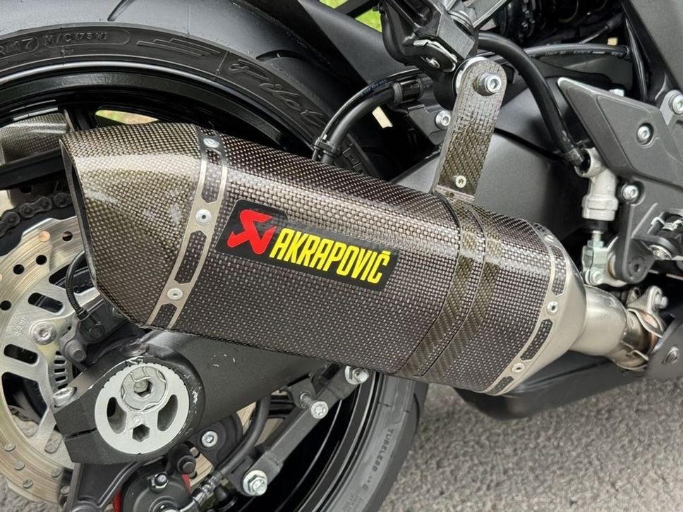 Kawasaki Z1000 | Black on Black | Akrapovic, Kawasaki, 4 cilinders, Motorrijbewijs A, Bedrijf