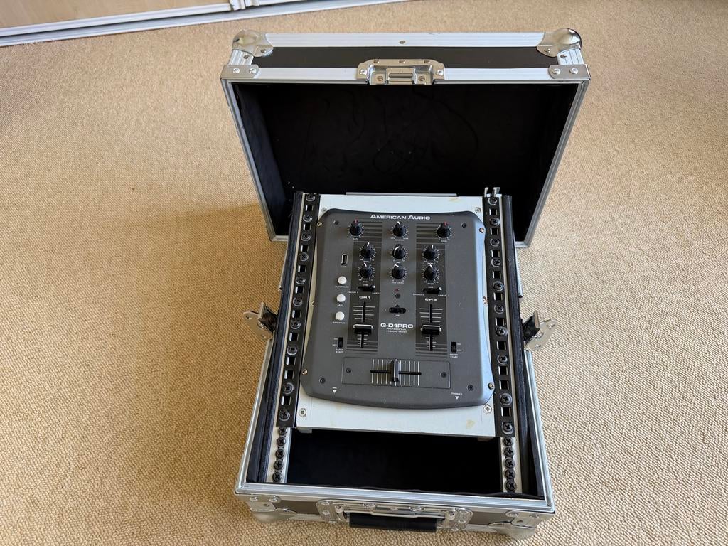 American Audio Q-D1 PRO Mengpaneel met mixer case, Ophalen of Verzenden, Gebruikt, Minder dan 5 kanalen, Microfooningang