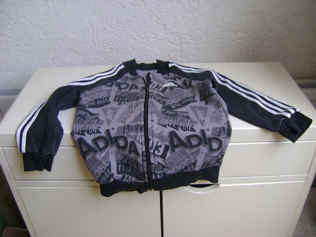 grijs/zwart adidas vest maat 98/104 sluit met rits met tekst, Adidas, Trui of Vest, Ophalen of Verzenden, Zo goed als nieuw