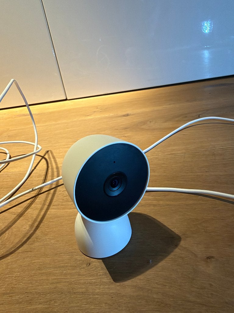 Google Nest Cam Indoor bedraad wit – camera 1 van 2, Ophalen of Verzenden, Gebruikt, Binnencamera