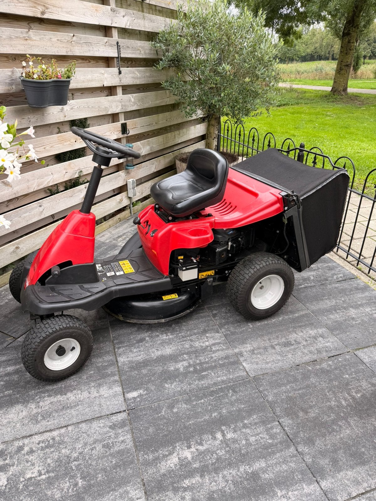 Te koop een zeer nette zitmaaier MTD 60 RDE met opvangbak, Tuin en Terras, Ophalen, Zo goed als nieuw, Opvangzak
