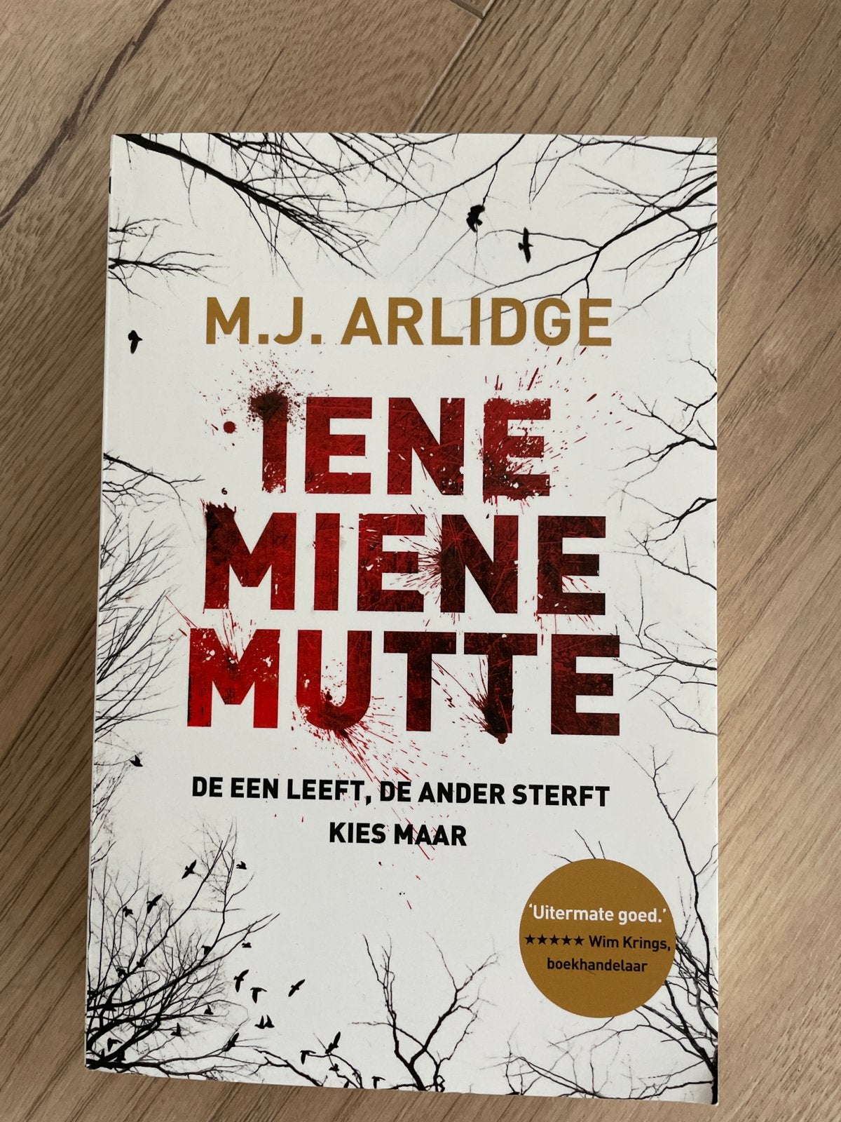 Iene Miene Mutte - M.J. Arlidge (Thriller), Boeken, Thrillers, Ophalen of Verzenden, Gelezen, Europa overig