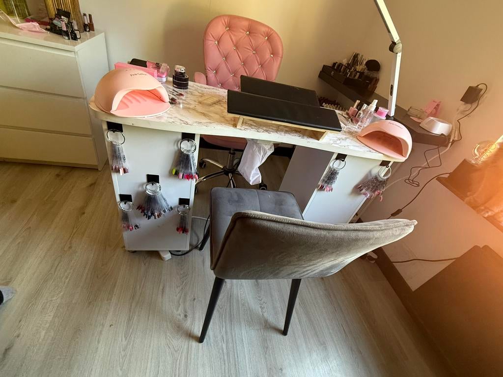 Mooie nageltafel met afzuiging, Huis en Inrichting, Bureaus, Ophalen