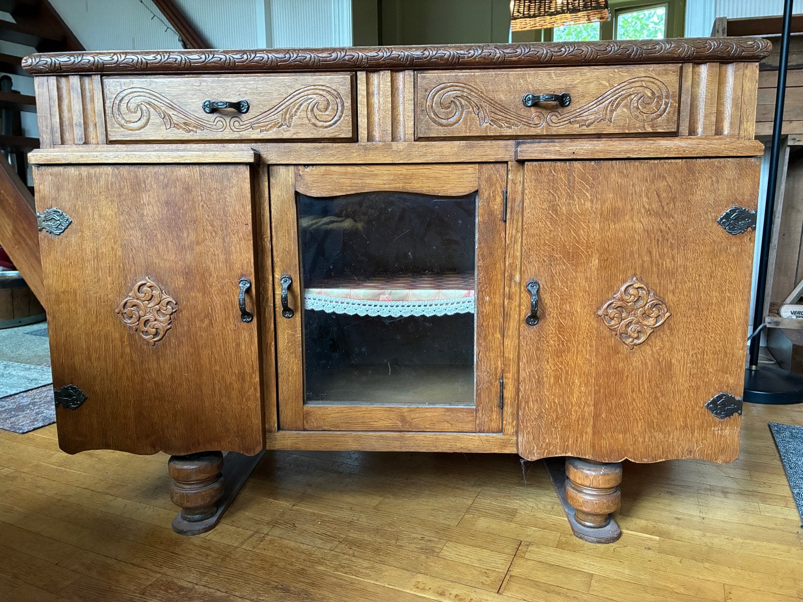 Houten dressoir met houtsnijwerk, Gebruikt, 100 tot 150 cm, Met lade(s), Ophalen of Verzenden