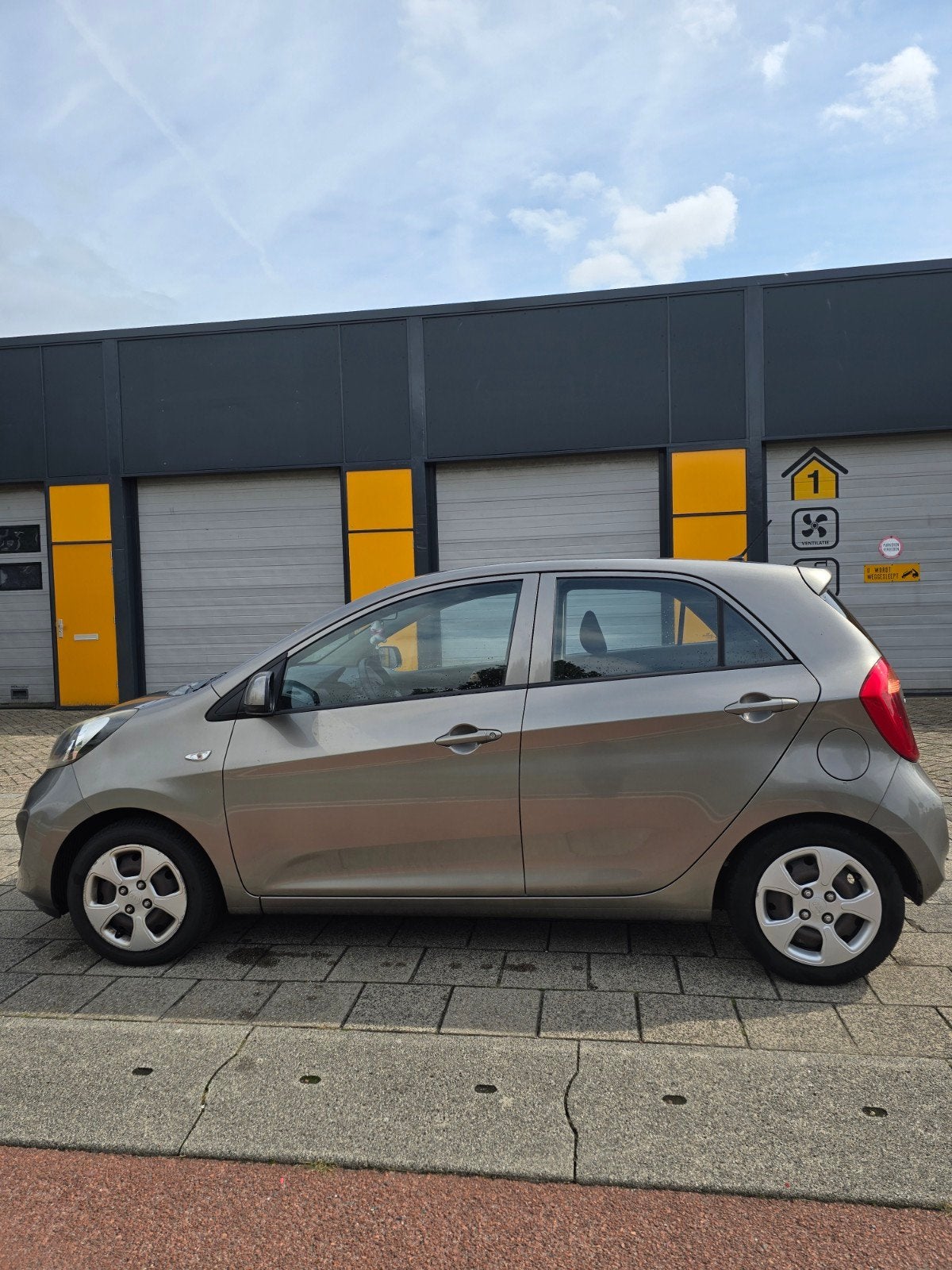 Kia Picanto 1.0 Cvvt 5-DRS 2013 Grijs van 1ste eigenaar, Auto's, Voorwielaandrijving, Dealer onderhouden, Stof, 400 kg