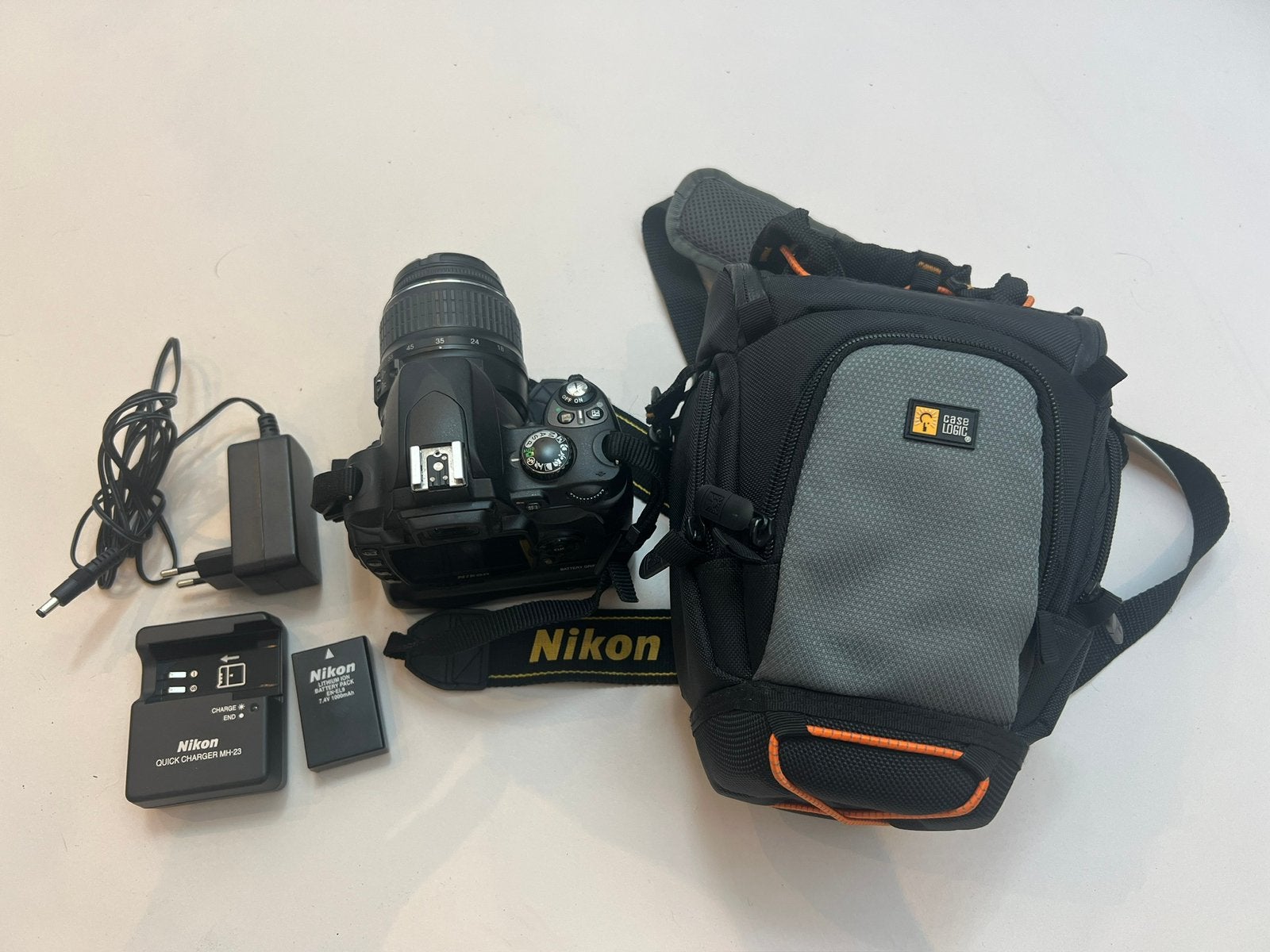 Nikon Spiegelrelflex camera met battery grip + cameratas, Ophalen of Verzenden