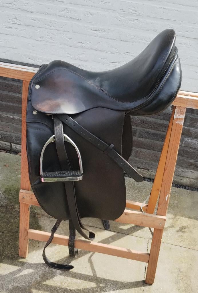 Daaleman dressuurzadel 17,5 inch + stijgbeugels en riemen, Dieren en Toebehoren, Paarden en Pony's | Overige Paardenspullen, Ophalen